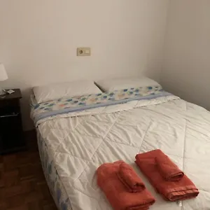 habitacion-doble-en-figueres-con-bano-compartido.catalonia-hotels.com/